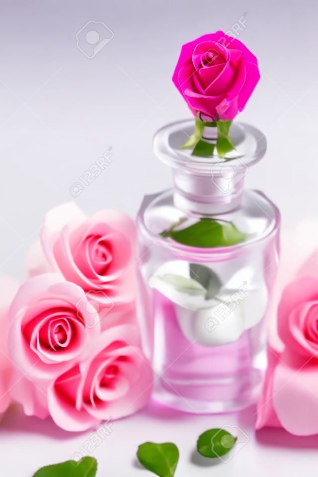 香水のボトルとピンクのバラの花スパ アロマセラピー