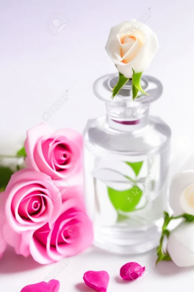 parfümös üveg és rózsaszín virágok spa aromaterápia