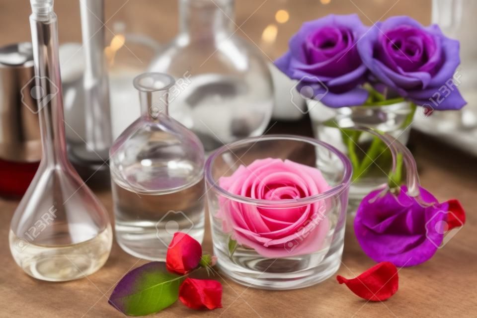 alquimia y aromaterapia establecen con flores rosas y frascos de químicos