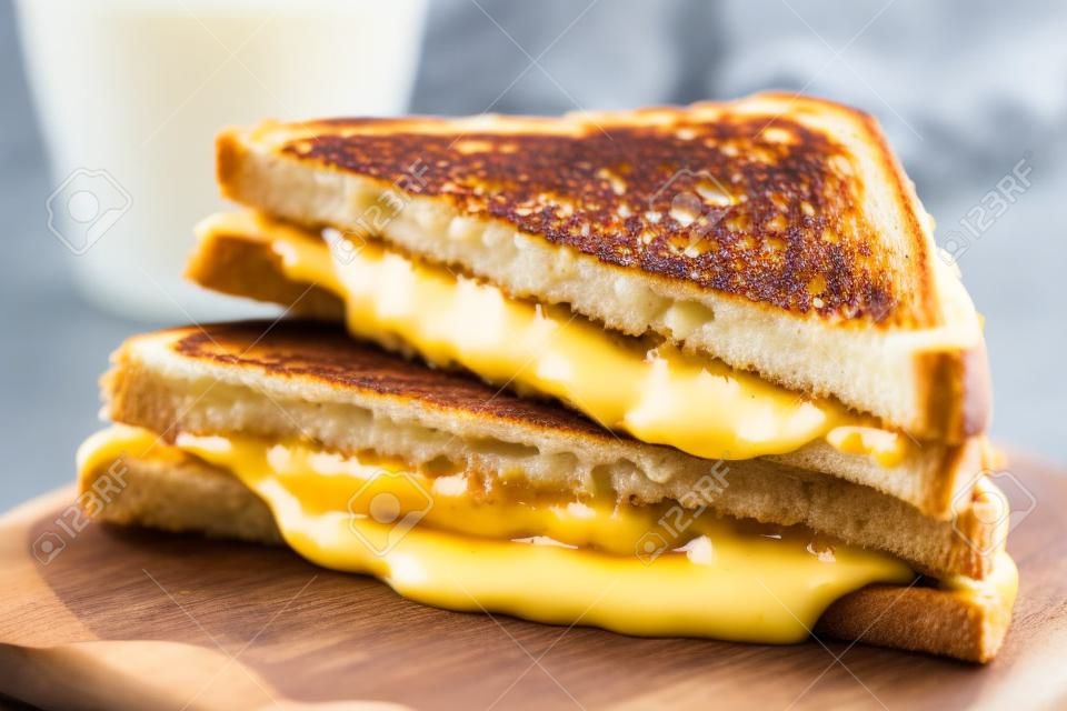zelfgemaakte gegrilde kaas sandwich voor ontbijt