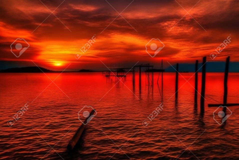Piękny zachód słońca w wiosce rybackiej na wyspie Batam w Indonezji