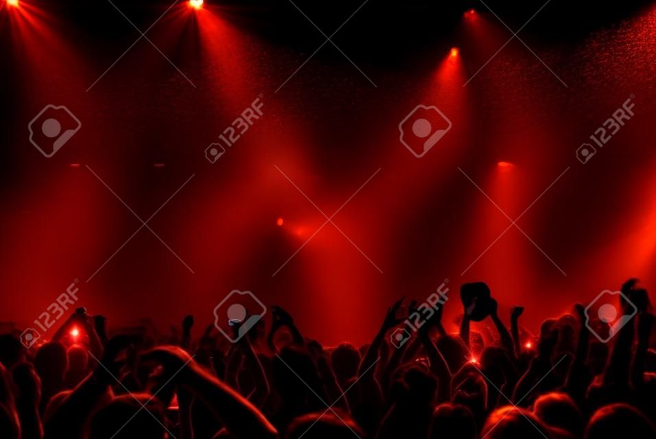 parlak sahne ışıkları önünde konser kalabalık siluetleri