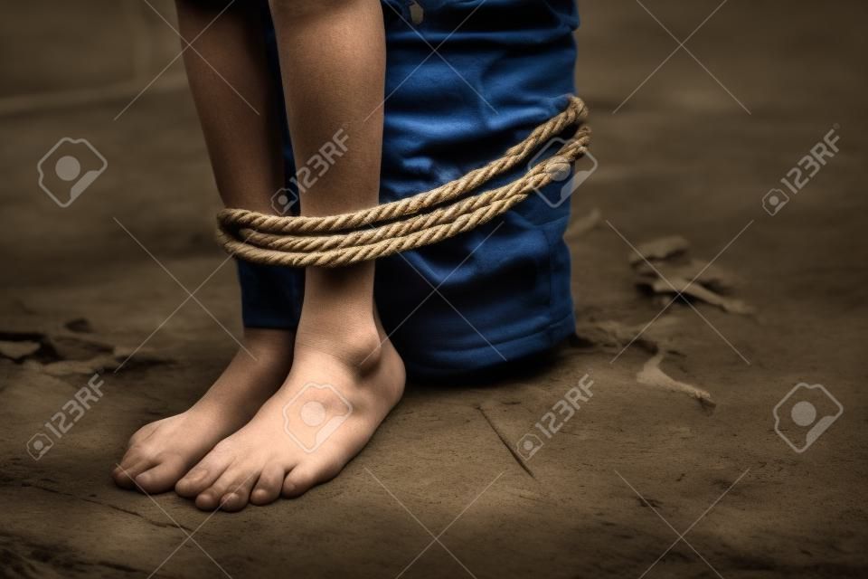 受害者的男孩用繩子綁起來