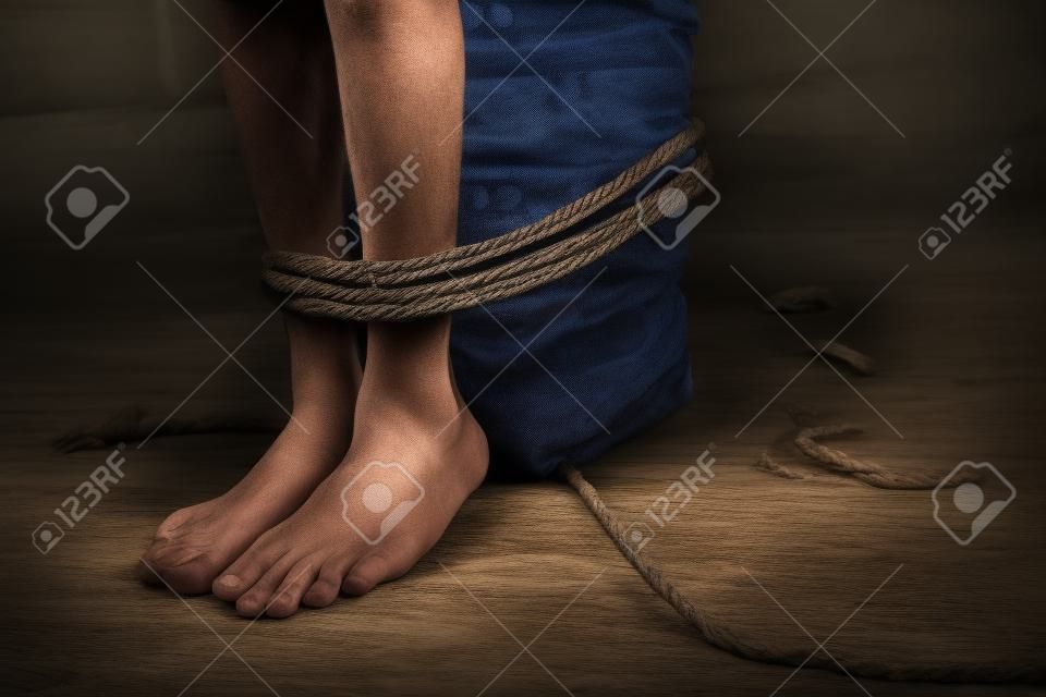 受害者的男孩用繩子綁起來