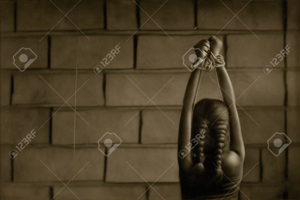 Frauen eines Opfers mit Seil gefesselt