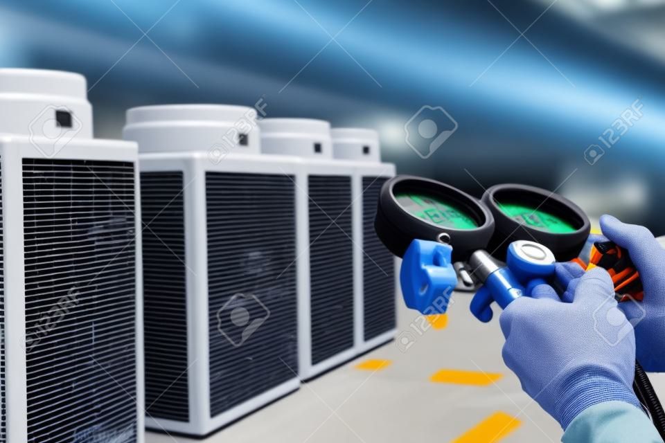 Technik korzystający z kolektora jest urządzeniem pomiarowym do napełniania przemysłowych klimatyzatorów fabrycznych i kontroli konserwacji zewnętrznej sprężarki powietrza.