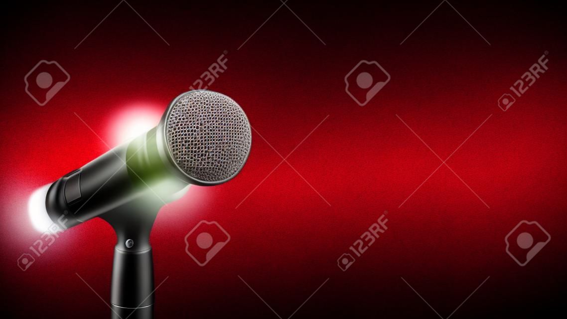 Öffentliche sprechende Hintergründe, Nahaufnahme des Mikrofons auf dem Ständer für die Bühnenperformance der Sprecherrede mit unscharfem und Bokeh-hellem Hintergrund.