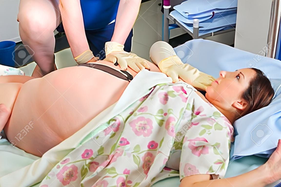 Młoda kobieta przygotowuje się do porodu w szpitalu