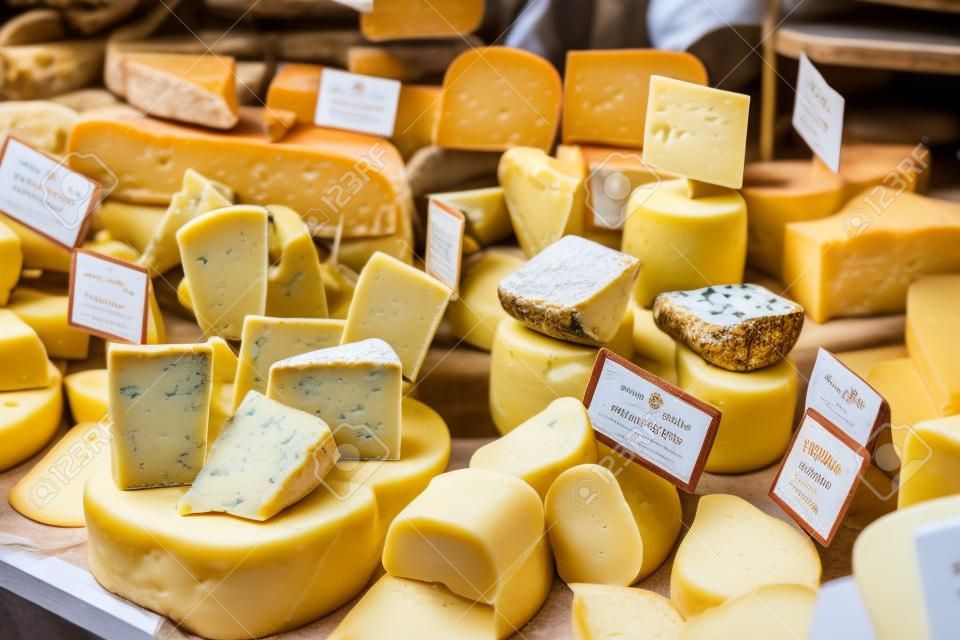 Random queso francés en el mercado rural Provence, ciudad de Aix-en-Provence