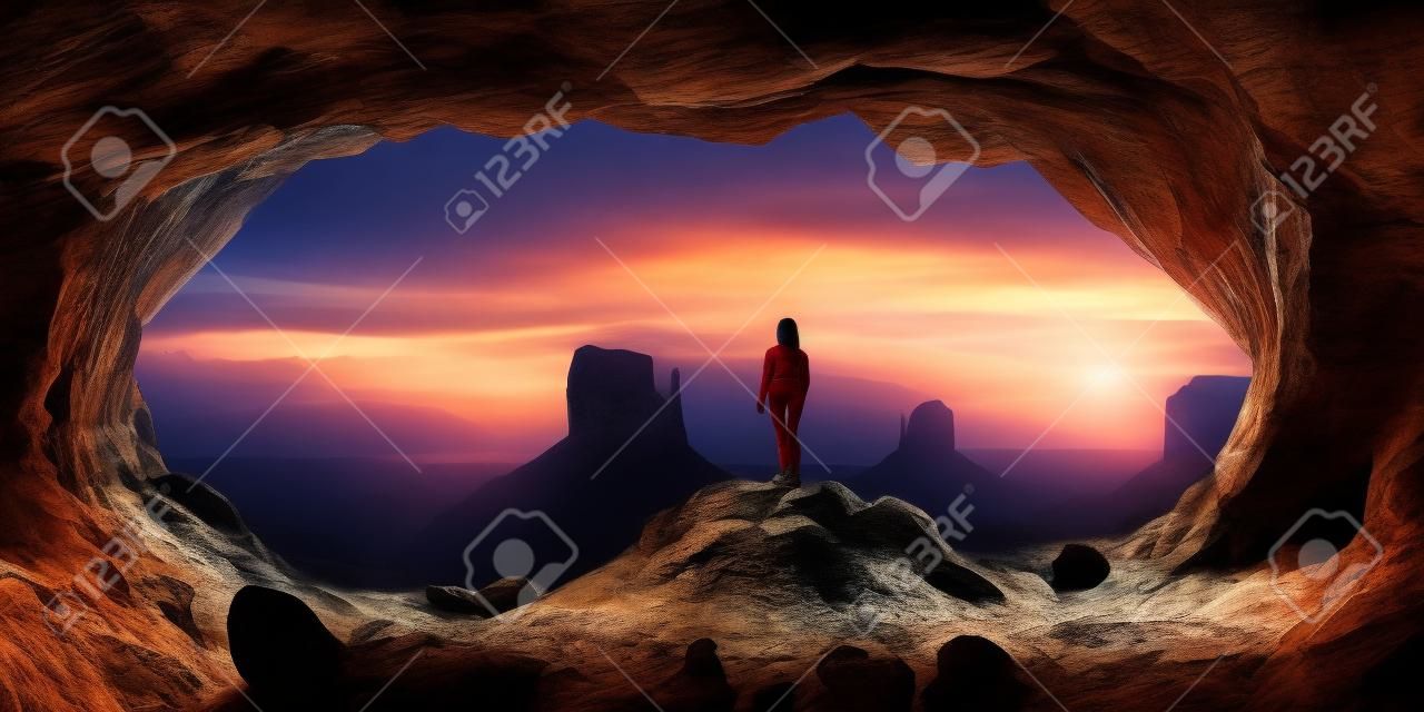 Abenteuerliche Frau, die in einer Höhle mit felsigem Berg steht. Sonnenuntergangs- oder Sonnenaufgangshimmel. Abenteuerkunstkomposit. Landschaftshintergrund aus den Vereinigten Staaten von Amerika. 3D-Rendering