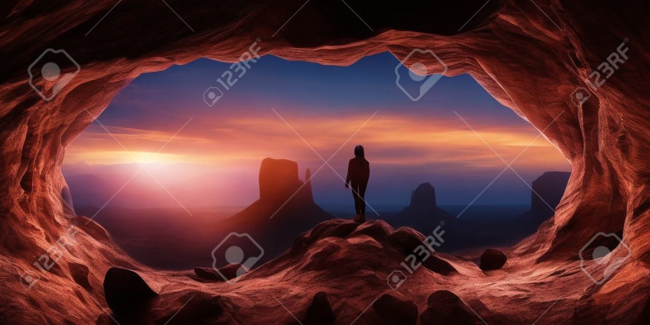 Mulher aventureira que está em pé em uma caverna com montanha rochosa. Pôr do sol ou céu do nascer do sol. Arte de aventura Composite. Fundo da paisagem de Estados Unidos da América. 3d Rendering