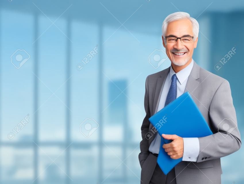 Retrato de un feliz hombre de éxito de negocios maduros