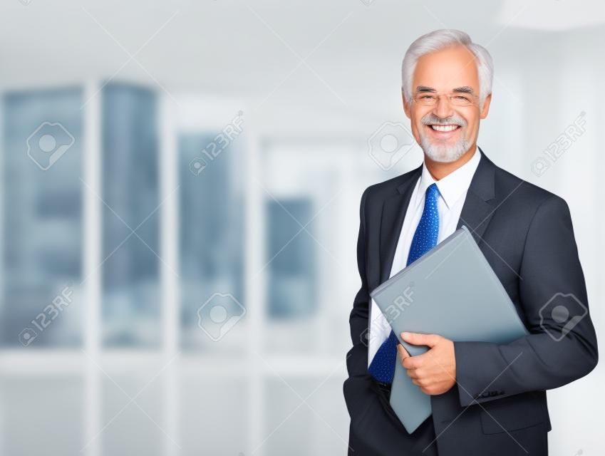 Retrato de un feliz hombre de éxito de negocios maduros