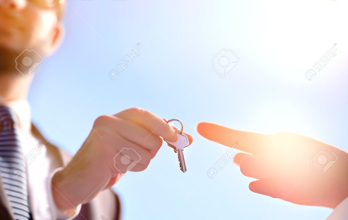 Immagine potata dell'agente immobiliare che fornisce le chiavi della casa all'uomo in ufficio