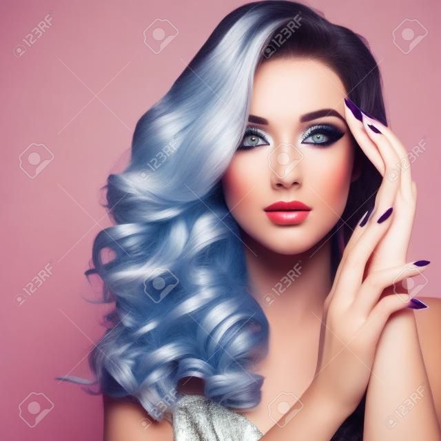 Schöne Frau mit dem langen lockigen Haar Mode Make-up und Silber Nägel