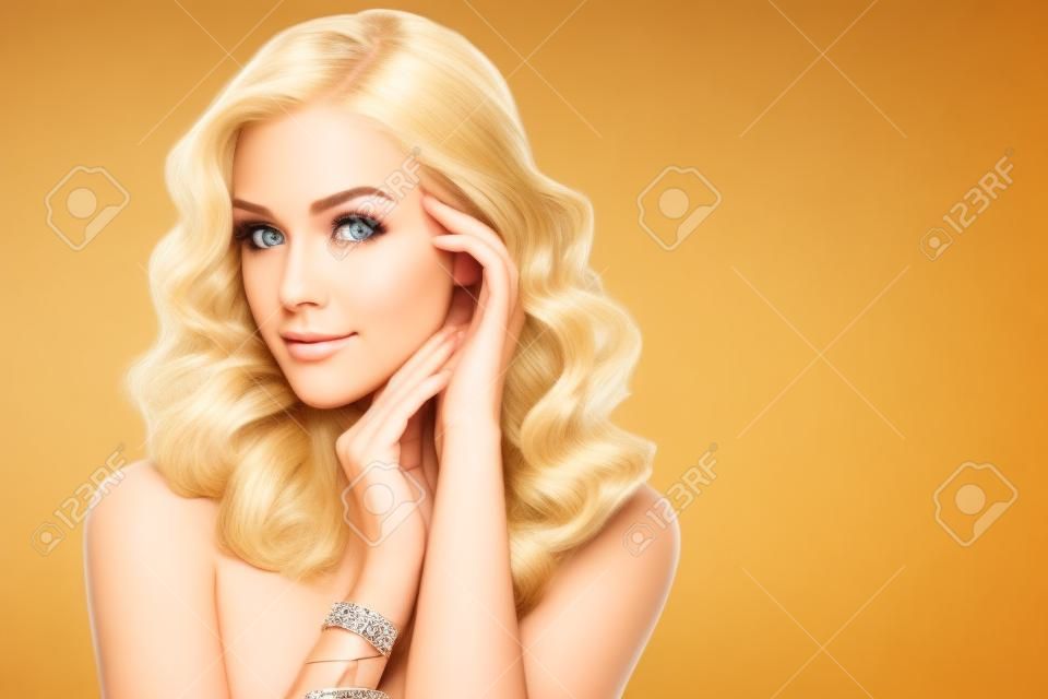 金髪の美しい少女。エレガントなヘアスタイル、髪波状、巻き毛のヘアスタイルの髪。ジュエリー、イヤリング、ブレスレット。