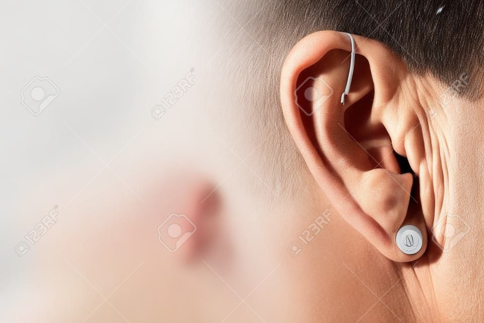 Audífonos digitales modernos en el audífono para sordera y personas con dificultades auditivas en el oído del anciano.