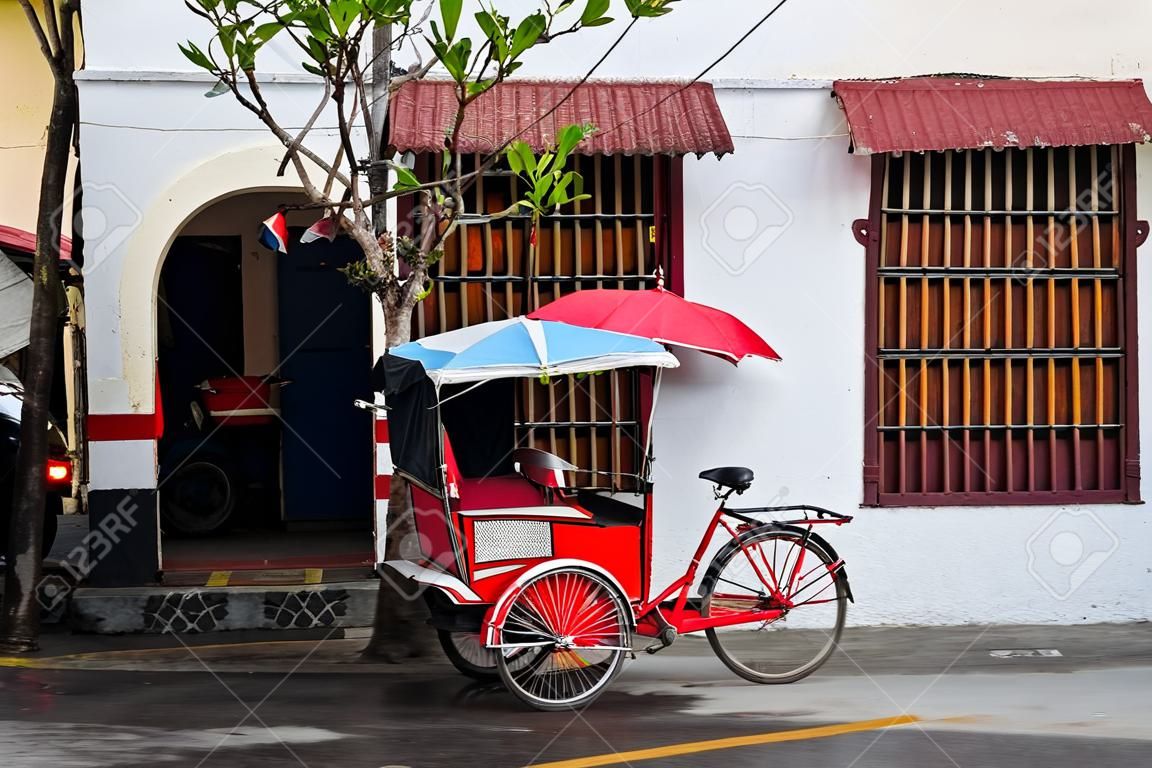 Rikscha-Dreirad an der Straße der alten Stadt, George Town, Penang, Malaysia.