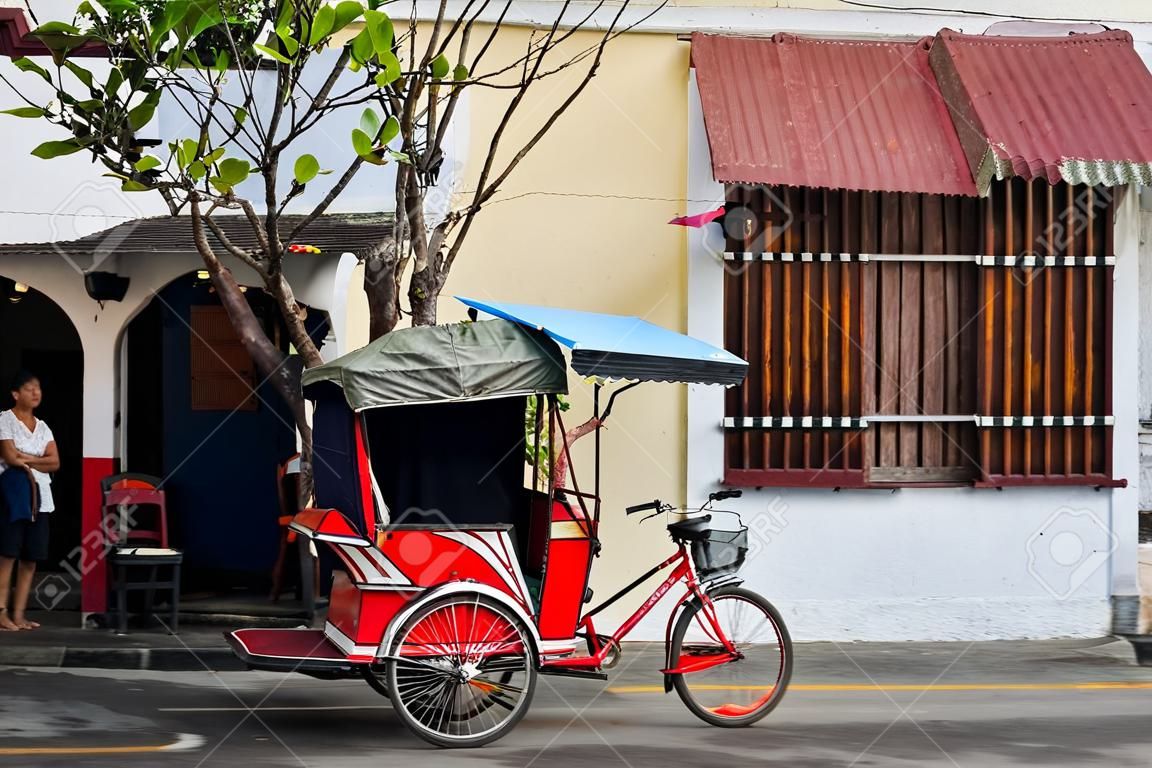 오래 된 마을, 조지 타운, 페낭, 말레이시아의 거리에서 인력거 세 발 자전거.