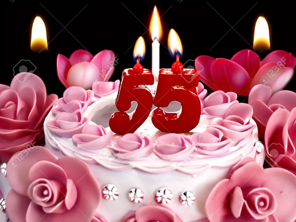 生日蛋糕蠟燭的紅色顯示上午十時正。 55