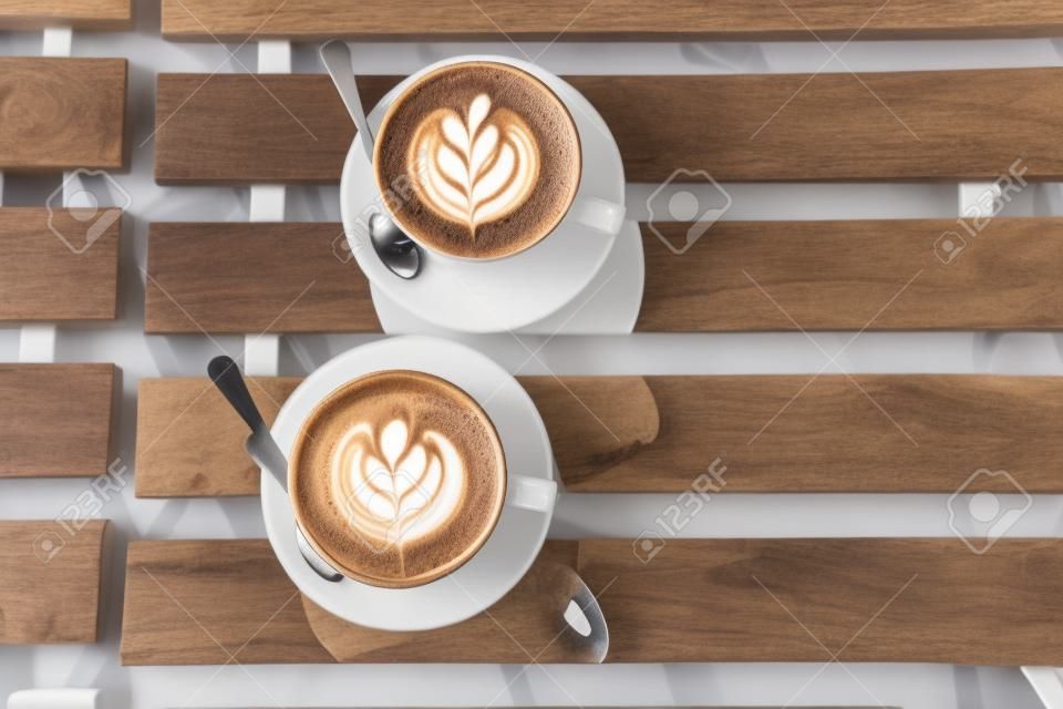 Twee kopjes cappuccino met latte kunst