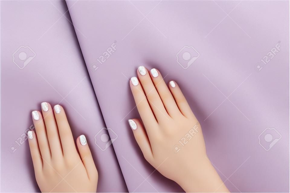 Stylowe modne manicure kobiet