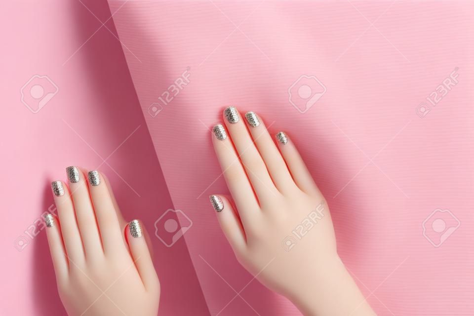 Stylowe modne manicure kobiet