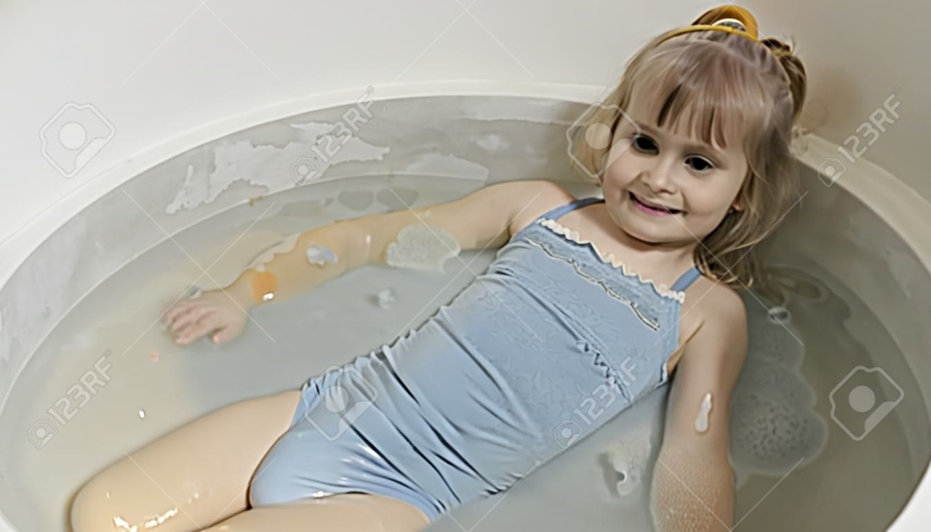 매력적인 4세 소녀가 수영복을 입고 목욕을 합니다. 귀여운 금발 아이를 위한 위생. 웃는 귀여운 소녀. 예쁜 아이, 화장실에 있는 4-5세 금발 소녀