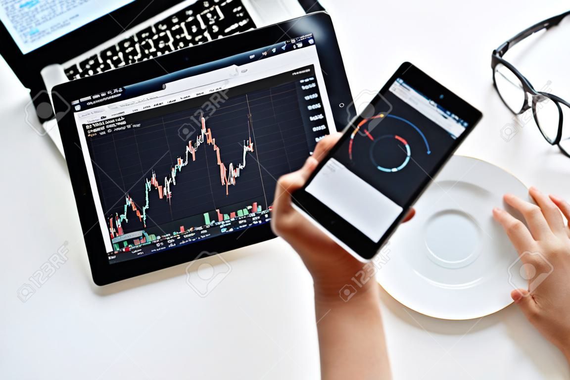 investisseur regarder le changement de marché boursier sur tablette