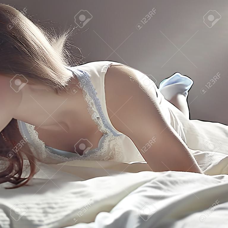 Portrait de la mode de la jeune femme élégante au lit