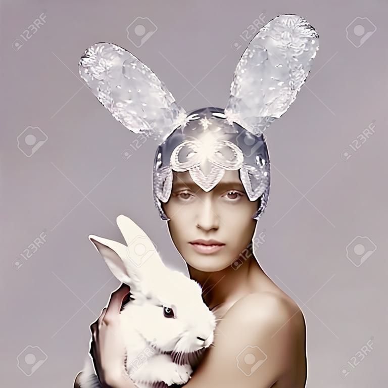 白いウサギと美しい女性のスタジオ ファッション ポートレート