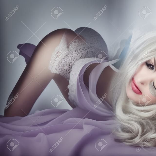 Mode Porträt jungen elegante Frau im Bett