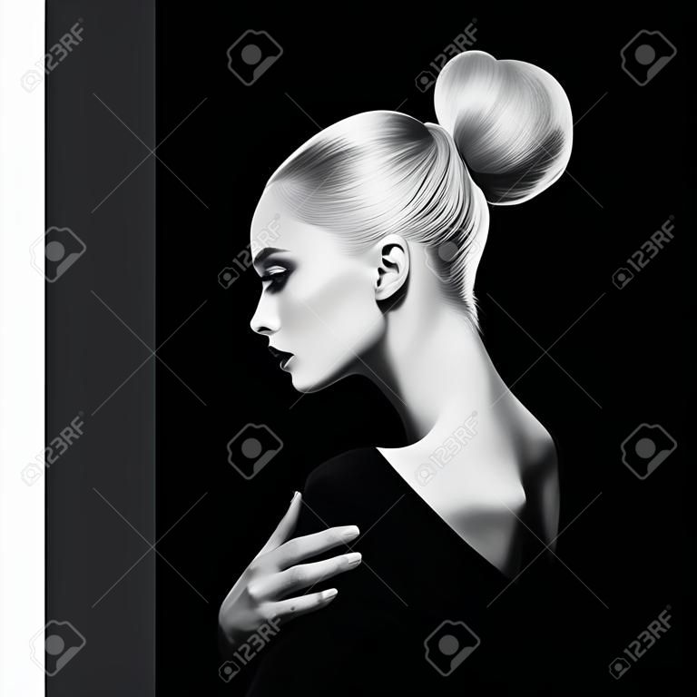 Mode kunst studio portret van elegante blode in geometrische zwart-witte achtergrond