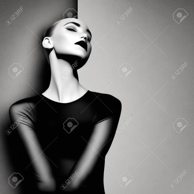 Retrato de estúdio de arte de moda de elegante blode em fundo preto e branco geométrico