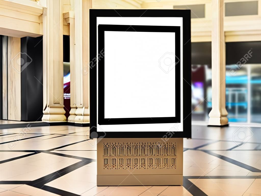 Pusty kryty portret digital signage light box z niewyraźne tło centrum handlowego. Idealny do reklamy cyfrowej, tablicy informacyjnej, reklam w centrach handlowych, ścian wideo i dużych plakatów do kampanii