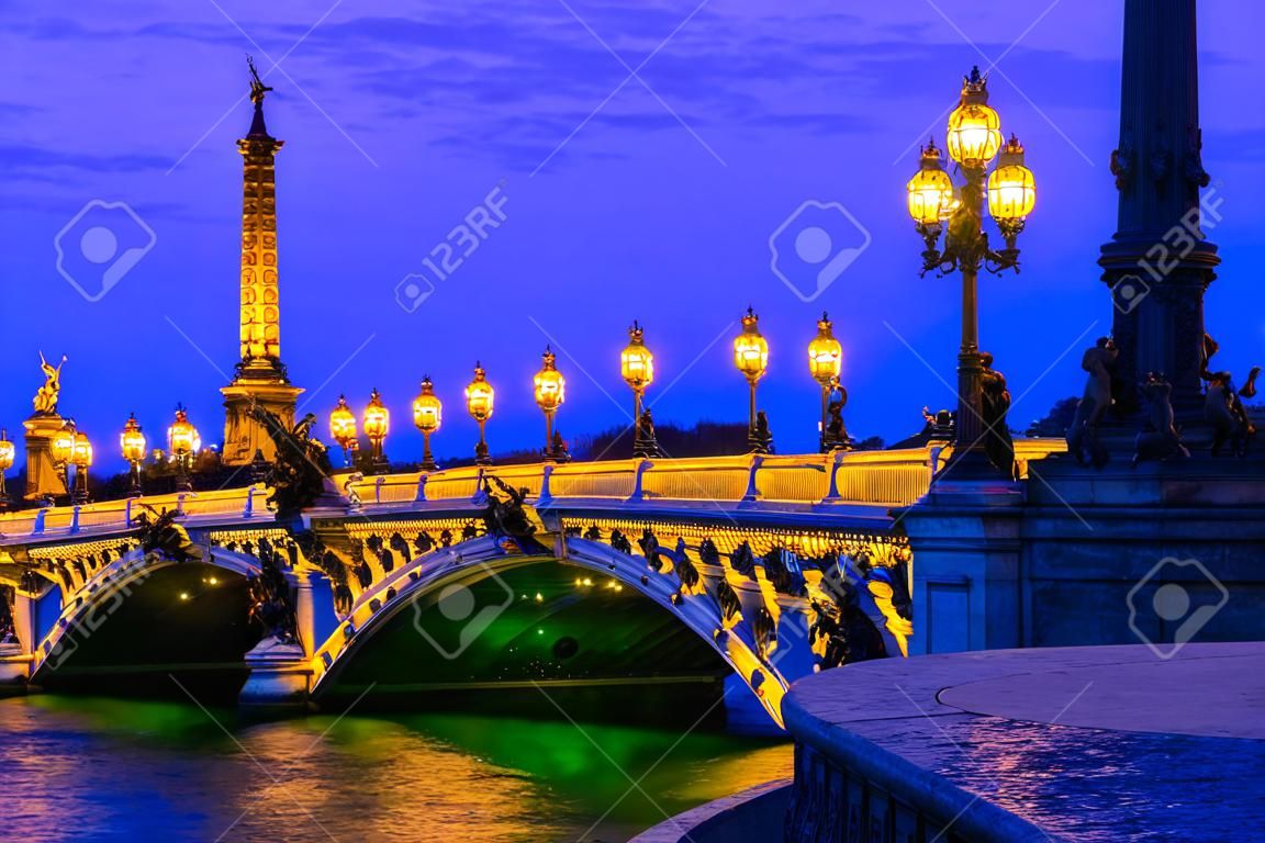 Pont Alexandre III (Sándor a harmadik híd) a Szajna folyón Párizsban, Franciaországban