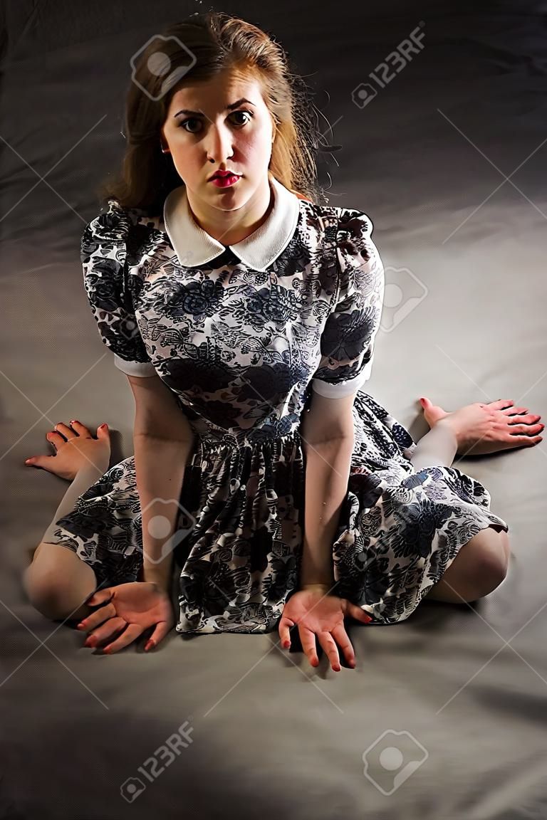 Niña De Rodillas Mujer Bonita A Cuatro Patas. Sesión De Fotos En El Estudio  De La Joven, A Cuatro Patas. Agarrar Oblicuo Fotos, retratos, imágenes y  fotografía de archivo libres de derecho.