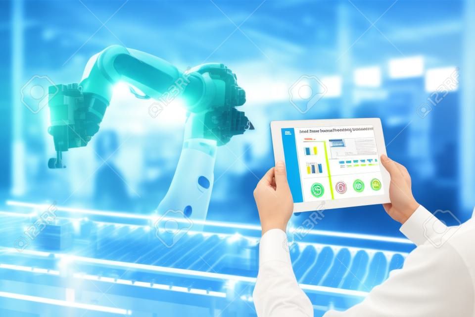 物联网产业4 0概念工业工程师利用软件增强虚拟现实在平板监控机器实时智能工厂使用自动化机器人手臂在汽车制造业
