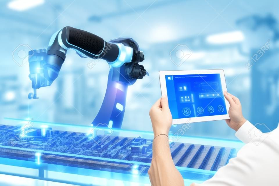 iot 산업 4.0 개념, 태블릿에서 소프트웨어 (증강 된 가상 현실)를 사용하여 실시간으로 기계를 모니터링하는 산업 엔지니어. 스마트 공장 사용 자동차 제조 자동화 로봇 암