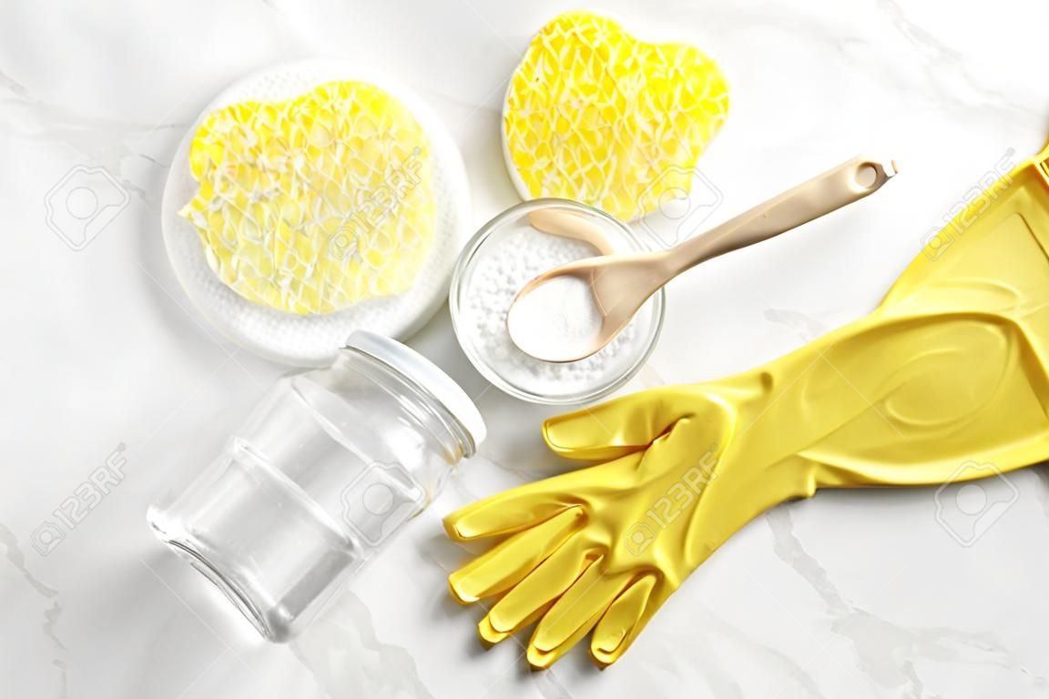 Le concept de travaux ménagers pour nettoyer les ustensiles de cuisine avec de la poudre alimentaire et du vinaigre respectueux de l'environnement.