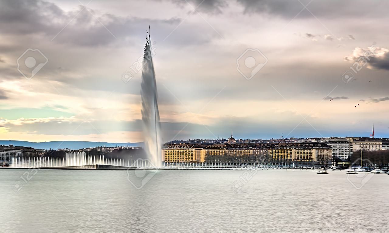 Vista de Ginebra con la fuente Jet d'Eau - Suiza
