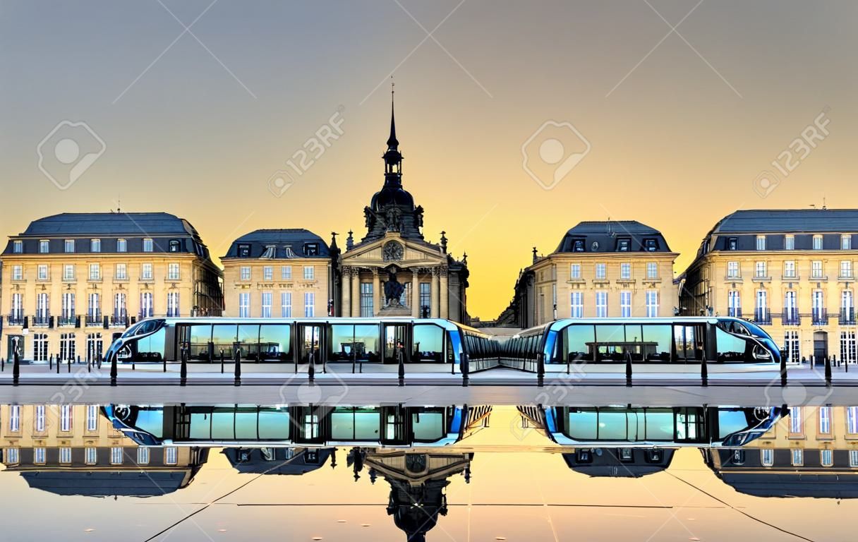 Place de la Bourse riflette dallo specchio d'acqua a Bordeaux - Francia, Gironda