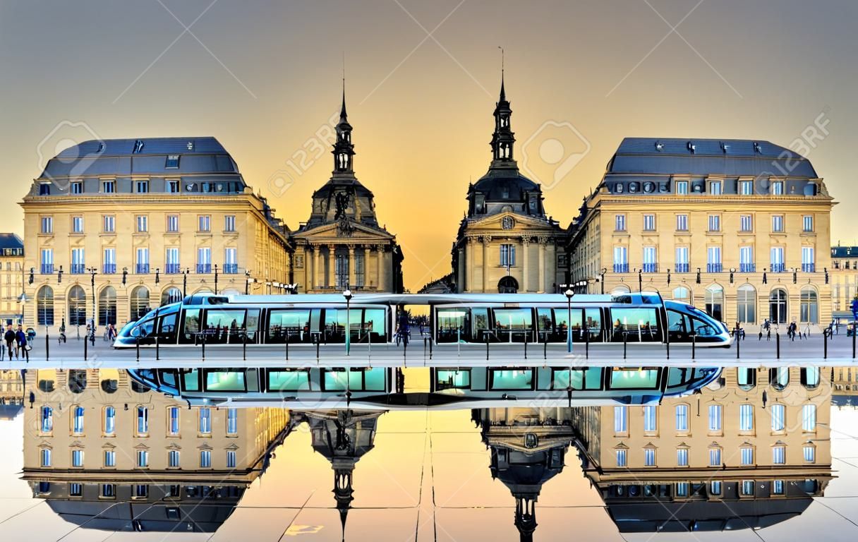 Площадь Биржи, отражающаяся в зеркале воды в Бордо - Франция, Жиронда
