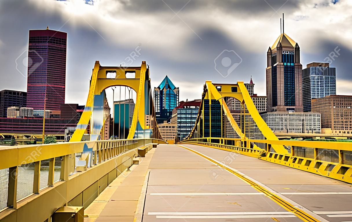 Ponte Andy Warhol através do rio Allegheny em Pittsburgh, Pensilvânia
