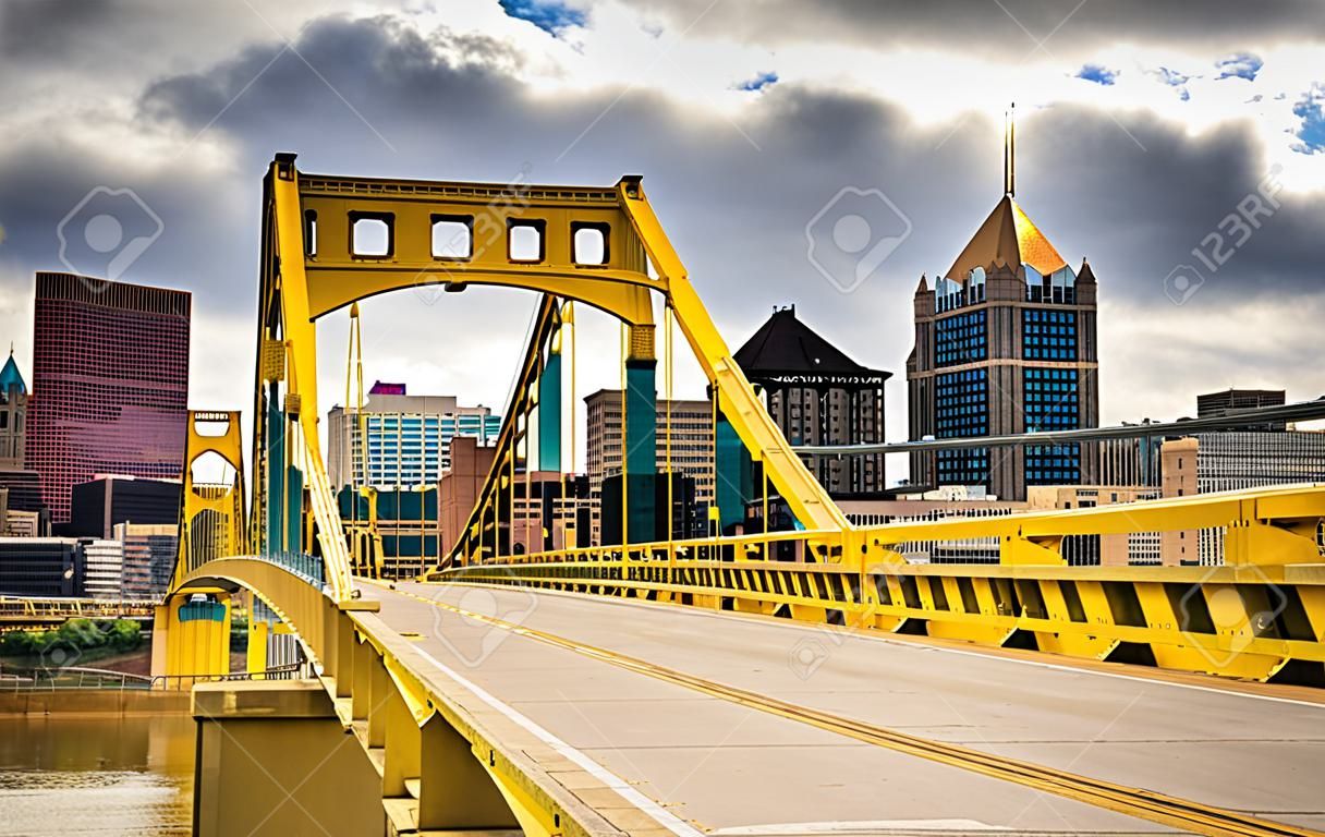 Ponte Andy Warhol através do rio Allegheny em Pittsburgh, Pensilvânia