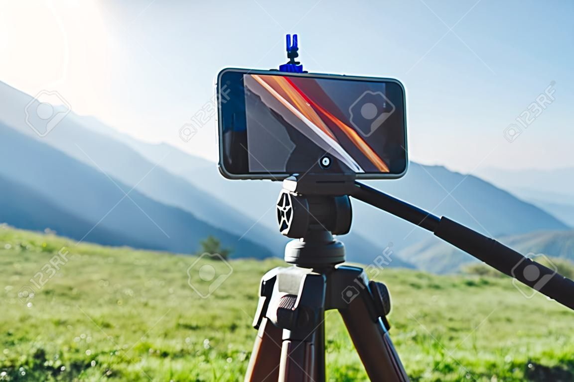 Smart phone su treppiede nelle montagne caucasiche