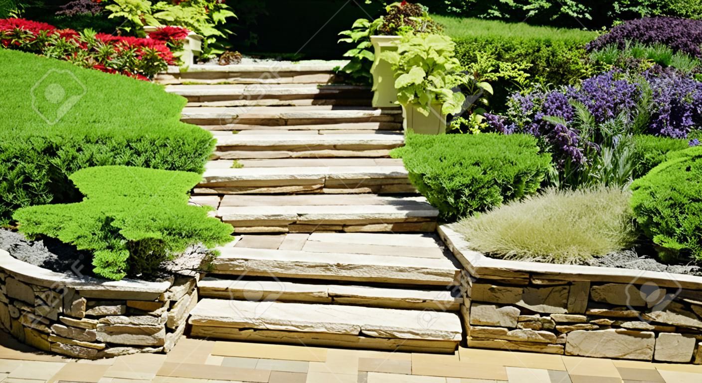 Abbellimento giardino in casa con le scale in pietra naturale