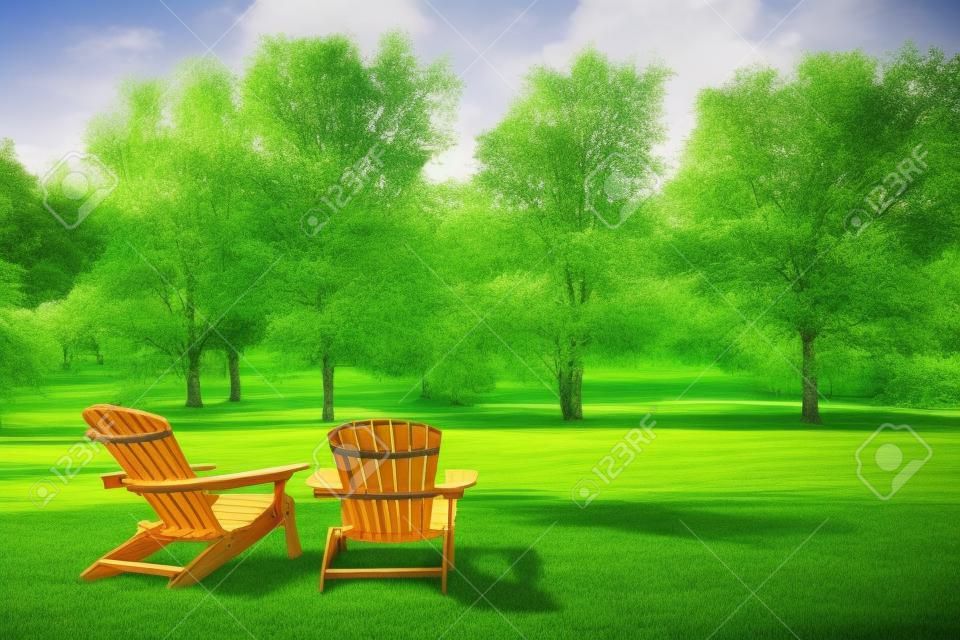 Duas cadeiras de madeira adirondack no gramado verde exuberante com árvores