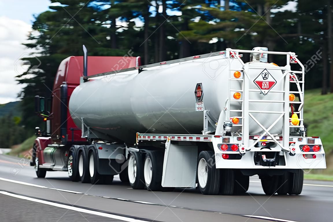 Camión grande transporta carga líquida en la autopista americana