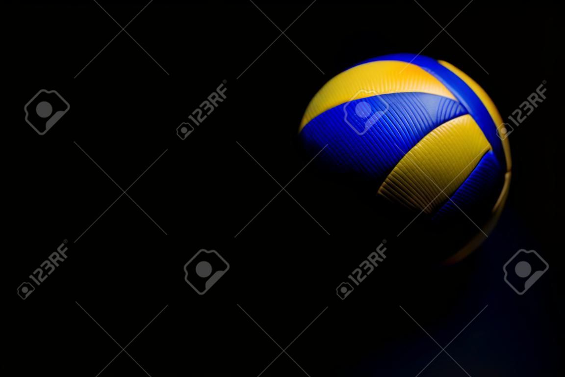 Volleyballball auf schwarzem Hintergrund.